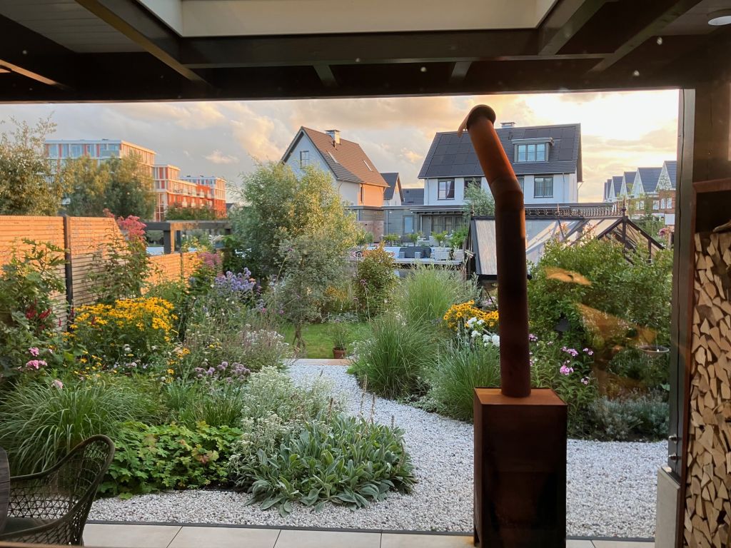 impressie tuin 's zomers